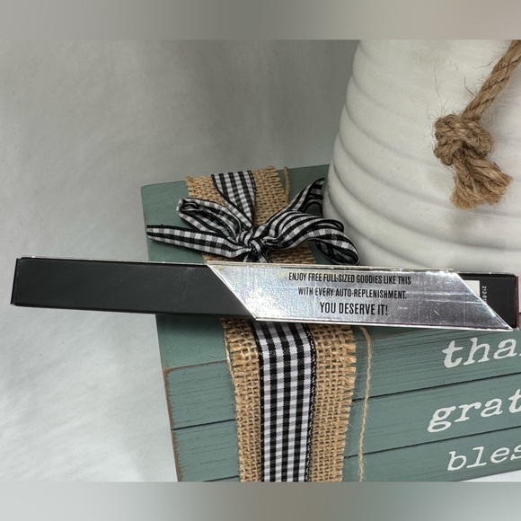 IL MAKIAGE Waterproof Lipliner WE HEAR YOUR LOVE LANGUAGE IS RECEIVING GIFTS... - Picture 2 of 4